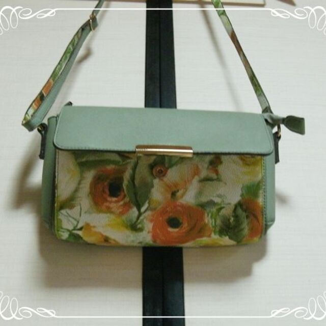 花柄のショルダーバック レディースのバッグ(ショルダーバッグ)の商品写真