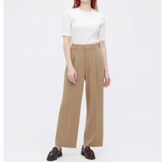 ユニクロ(UNIQLO)のユニクロ　タックワイドパンツ　S(カジュアルパンツ)