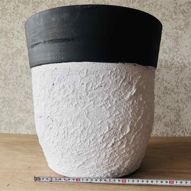 雑貨陶器鉢。黒白カラー大サイズ。尺鉢以上あり