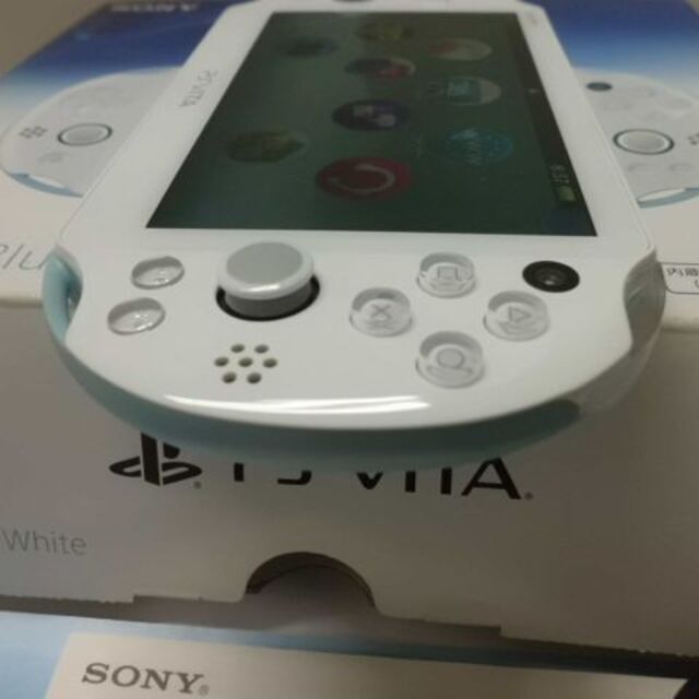 PlayStation Vita(プレイステーションヴィータ)のPSVITA PCH-2000 Light Blue/White エンタメ/ホビーのゲームソフト/ゲーム機本体(携帯用ゲーム機本体)の商品写真