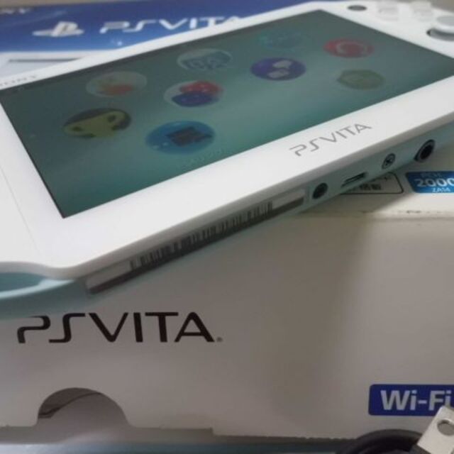 PlayStation Vita(プレイステーションヴィータ)のPSVITA PCH-2000 Light Blue/White エンタメ/ホビーのゲームソフト/ゲーム機本体(携帯用ゲーム機本体)の商品写真