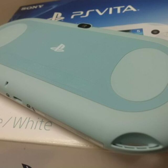 PlayStation Vita(プレイステーションヴィータ)のPSVITA PCH-2000 Light Blue/White エンタメ/ホビーのゲームソフト/ゲーム機本体(携帯用ゲーム機本体)の商品写真