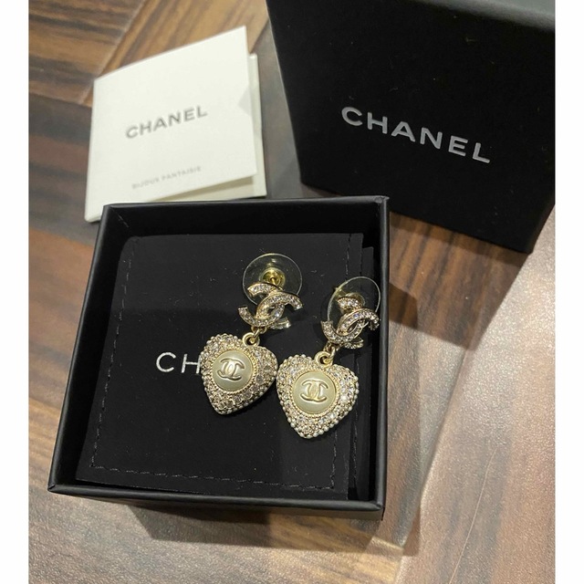 新到着 CHANEL シャネル ピアス ハートロゴ ストラス パール CHANEL