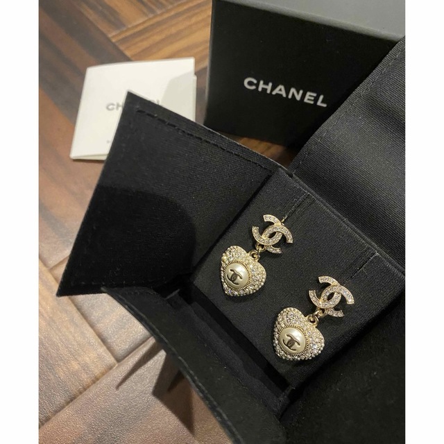 CHANEL(シャネル)のCHANEL シャネル　ピアス　ハートロゴ　ストラス　パール レディースのアクセサリー(ピアス)の商品写真