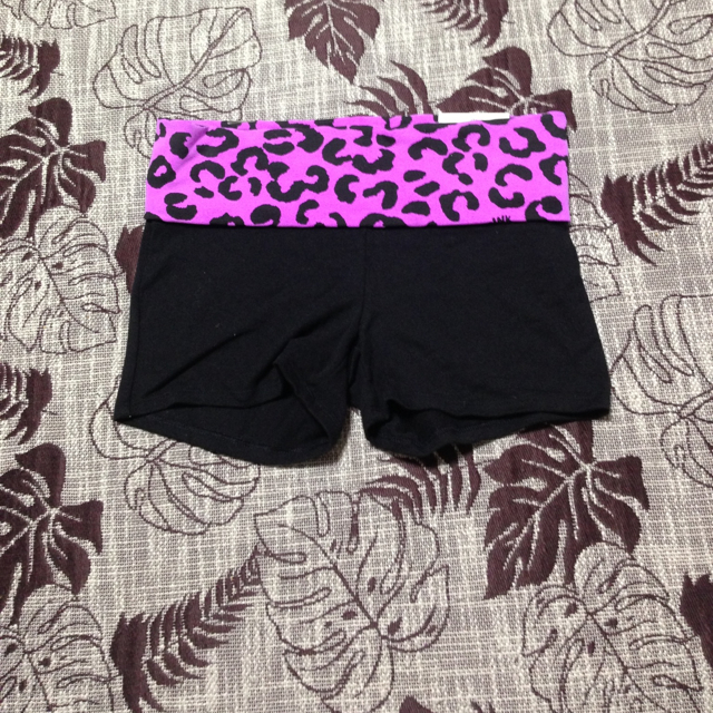 Victoria's Secret(ヴィクトリアズシークレット)のヨガパンツ二枚 レディースのパンツ(ショートパンツ)の商品写真