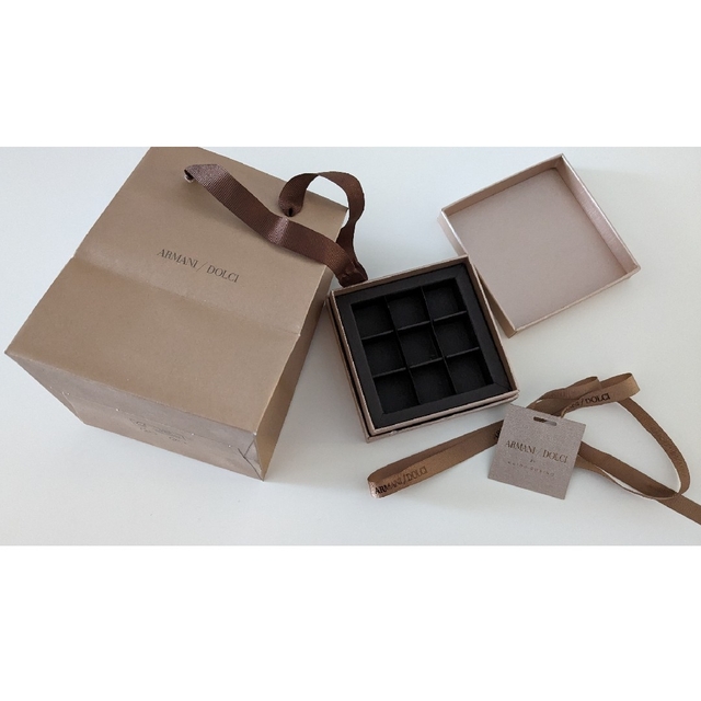 Armani(アルマーニ)のARMANI／DOLCI ショッパー　ショップ袋　紙袋　箱　リボン付き レディースのバッグ(ショップ袋)の商品写真