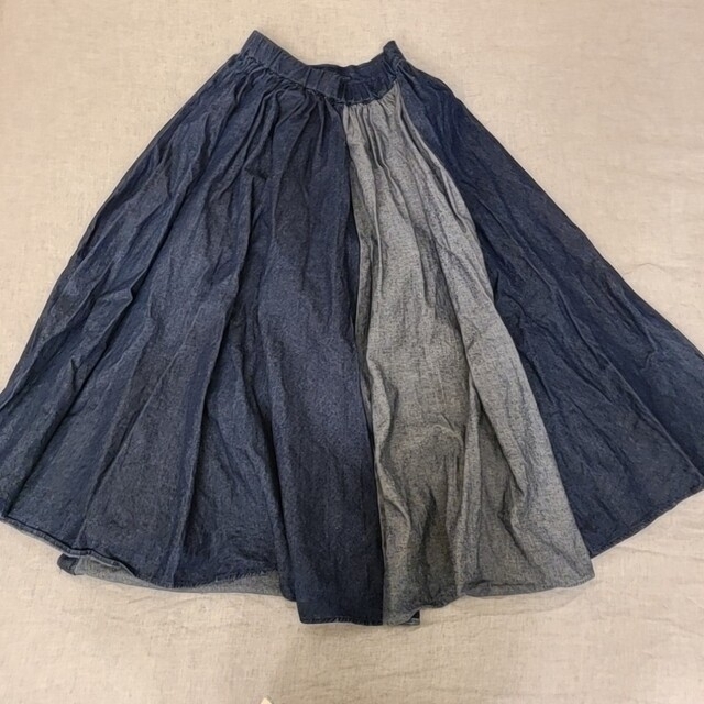 Ameri VINTAGE(アメリヴィンテージ)のDENIM PLEATS SK レディースのスカート(ロングスカート)の商品写真