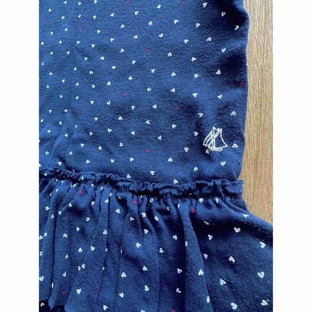 PETIT BATEAU(プチバトー)のプチバトー♡18m♡ハートプリントワンピースチュニックTシャツ キッズ/ベビー/マタニティのベビー服(~85cm)(Ｔシャツ)の商品写真