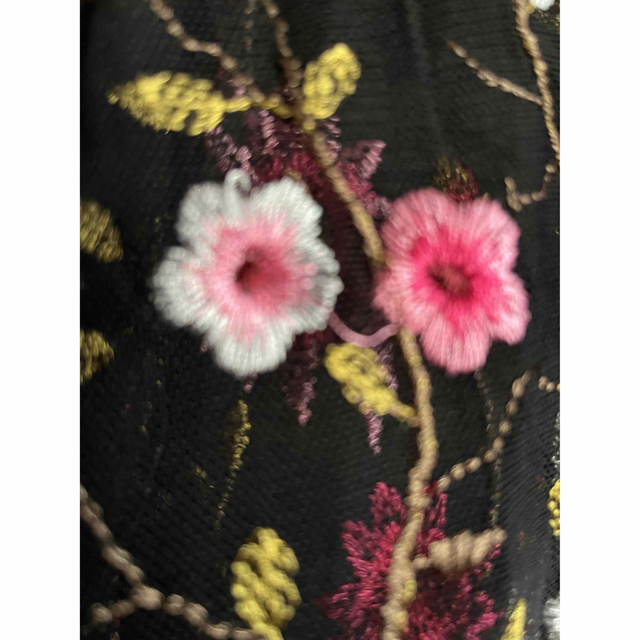 ZARA(ザラ)のZARA 花柄刺繍ワンピース レディースのワンピース(ひざ丈ワンピース)の商品写真