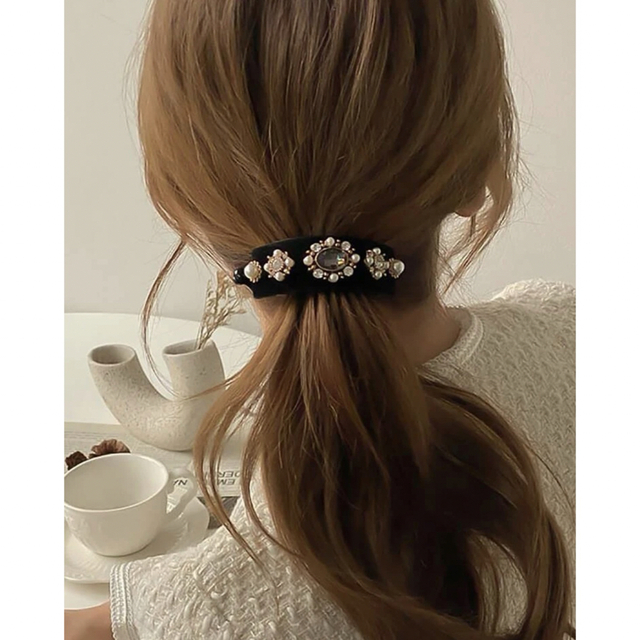 【新品未使用】キラキラビジュー付きバナナクリップ レディースのヘアアクセサリー(バレッタ/ヘアクリップ)の商品写真