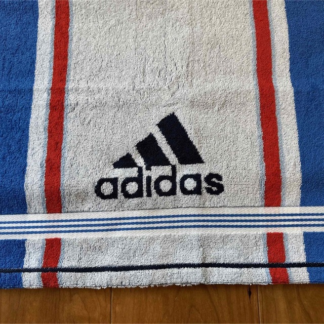 adidas(アディダス)の新品☆アディダス　バスタオル インテリア/住まい/日用品の日用品/生活雑貨/旅行(タオル/バス用品)の商品写真