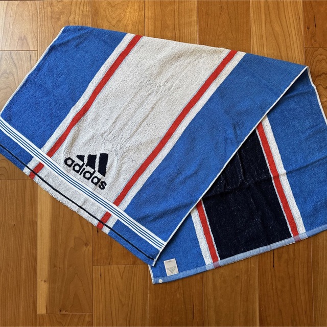 adidas(アディダス)の新品☆アディダス　バスタオル インテリア/住まい/日用品の日用品/生活雑貨/旅行(タオル/バス用品)の商品写真