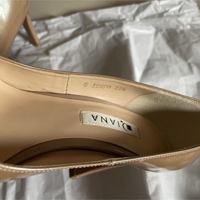 DIANA(ダイアナ)の美品　ダイアナ　パンプス　エナメル　ベージュ　22.5cm レディースの靴/シューズ(ハイヒール/パンプス)の商品写真