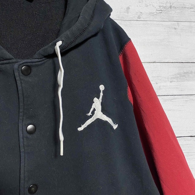 Jordan Brand（NIKE）(ジョーダン)のナイキ　エアジョーダン　ジャンプマン 刺繍ロゴ　スウェット生地　スタジャン メンズのジャケット/アウター(ブルゾン)の商品写真