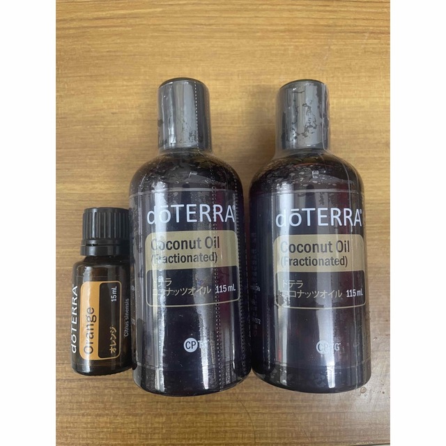 doTERRA(ドテラ)のドテラココナッツオイル2本、オイルオレンジ15ml1本 コスメ/美容のボディケア(ボディオイル)の商品写真