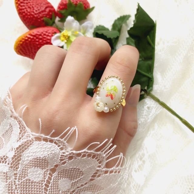 苺と花畑のリング ハンドメイドのアクセサリー(リング)の商品写真