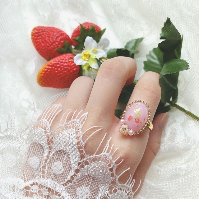 苺と花畑のリング ハンドメイドのアクセサリー(リング)の商品写真