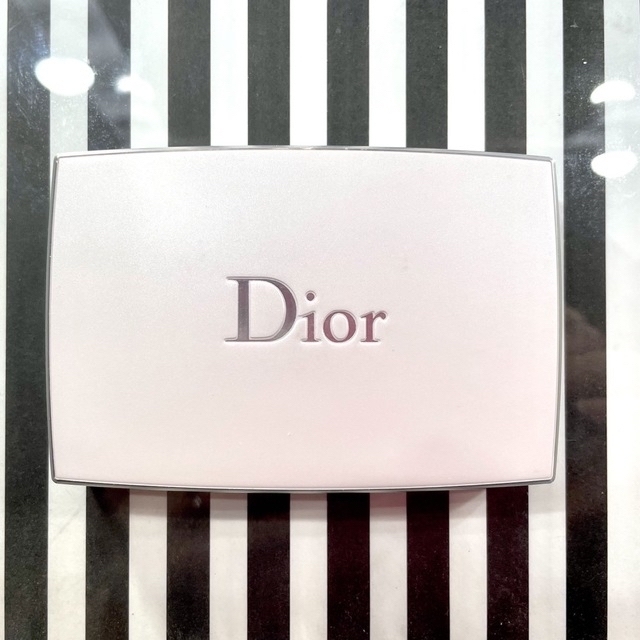 Dior(ディオール)のDIOR スノー　コンパクト　パウダーファンデーション　ミディアムベージュ コスメ/美容のベースメイク/化粧品(ファンデーション)の商品写真