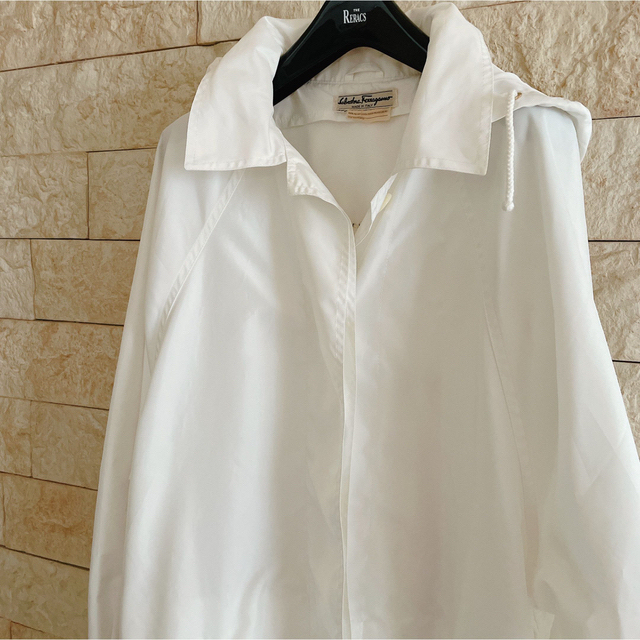 Ferragamo(フェラガモ)のフェラガモ　身幅58 オーバーサイズ白スプリングコート　ゆったり レディースのジャケット/アウター(スプリングコート)の商品写真
