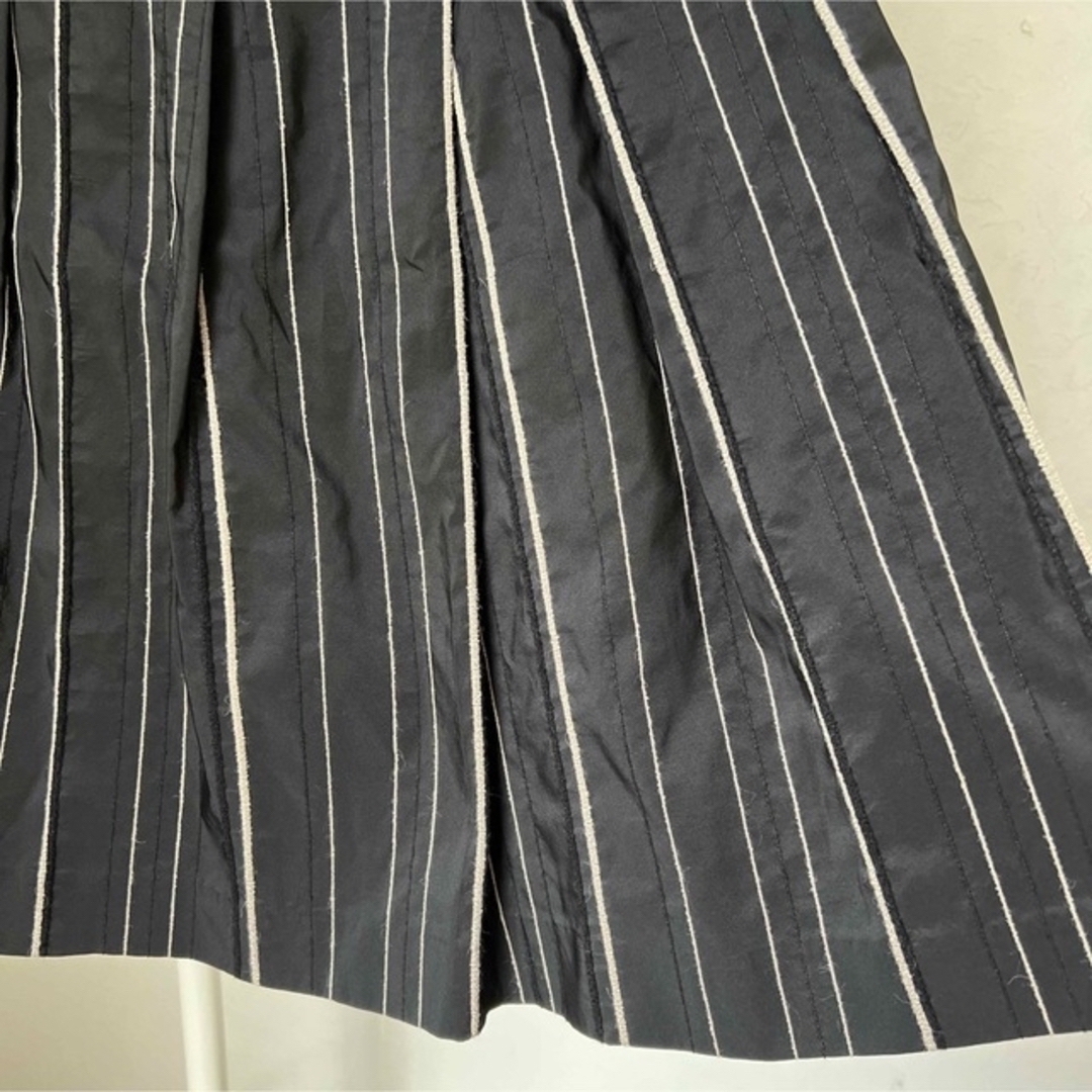 TOMORROWLAND(トゥモローランド)のTOMMOROWLANDトゥモローランド　刺繍ストライプフレアスカート★38黒 レディースのスカート(ひざ丈スカート)の商品写真