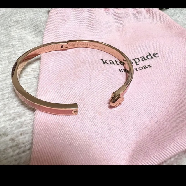 kate spade new york(ケイトスペードニューヨーク)のkatespade バングル レディースのアクセサリー(ブレスレット/バングル)の商品写真