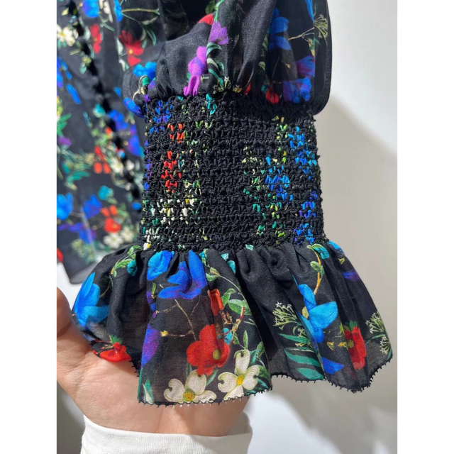 Alice+Olivia(アリスアンドオリビア)の❤️★Alice olive2023新作新品　黒　花柄　長袖ブラウス　オシャレ レディースのトップス(シャツ/ブラウス(長袖/七分))の商品写真