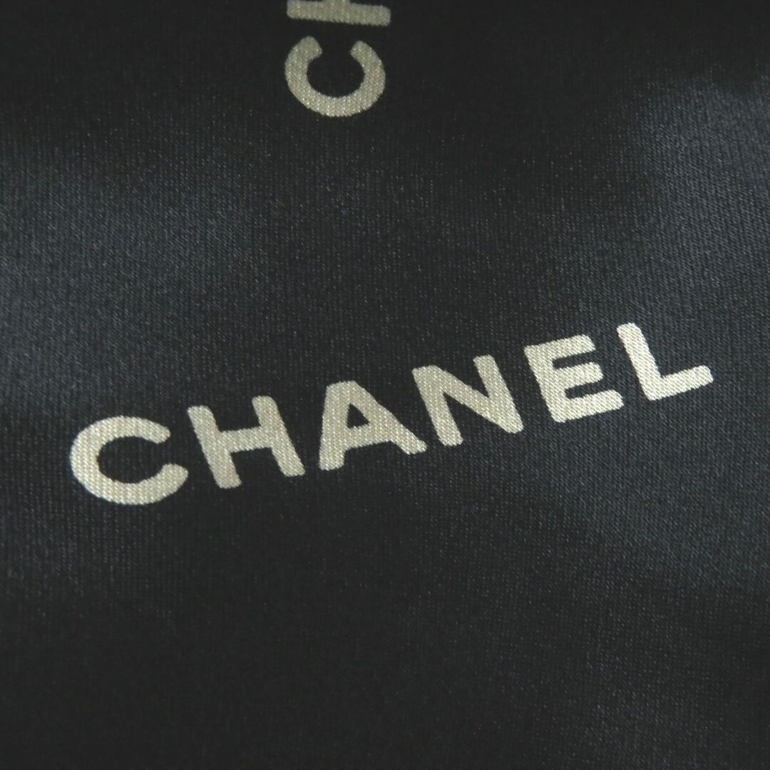 極美品◎仏製 CHANEL シャネル ヴィンテージ シルク100％ ココマーク金ボタン 長袖 シャツ ブラック×ベージュ ロゴ総柄 34 ガーメント付き