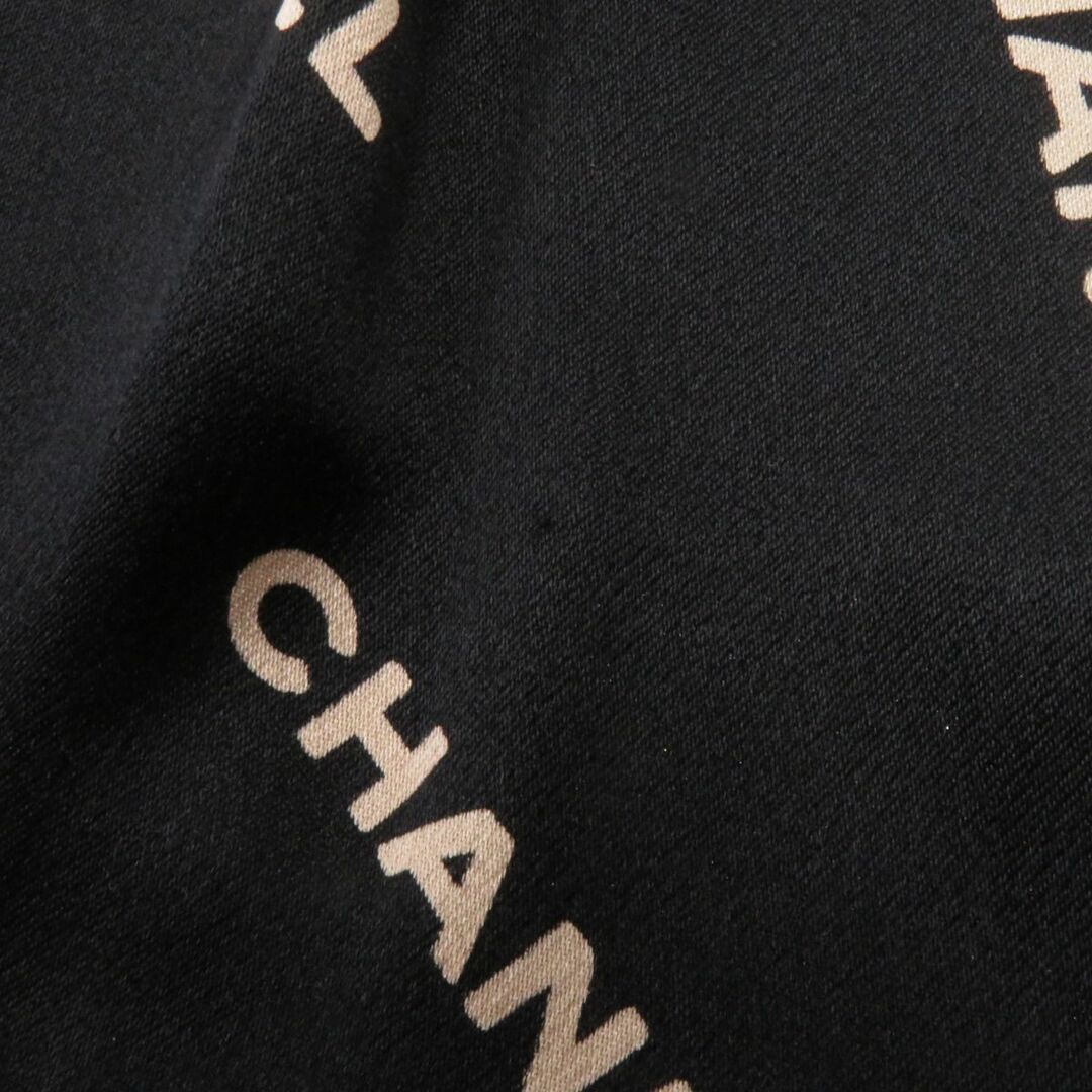 極美品◎仏製 CHANEL シャネル ヴィンテージ シルク100％ ココマーク金ボタン 長袖 シャツ ブラック×ベージュ ロゴ総柄 34 ガーメント付き