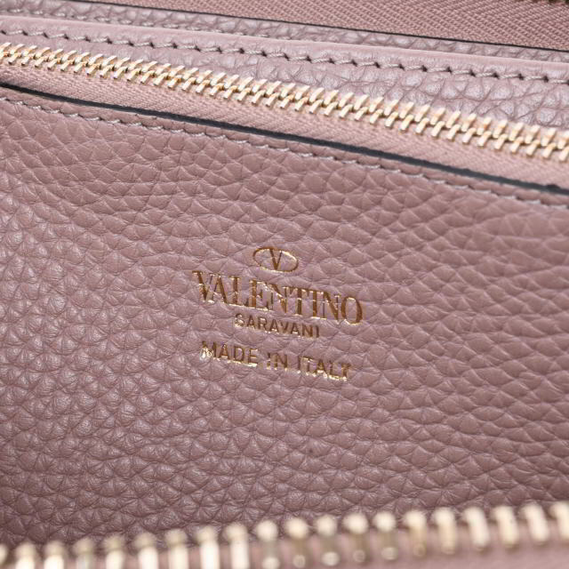 VALENTINO(ヴァレンティノ)のVALENTINO ロックスタッズ ラウンドジップ レザー 長財布 レディースのファッション小物(財布)の商品写真