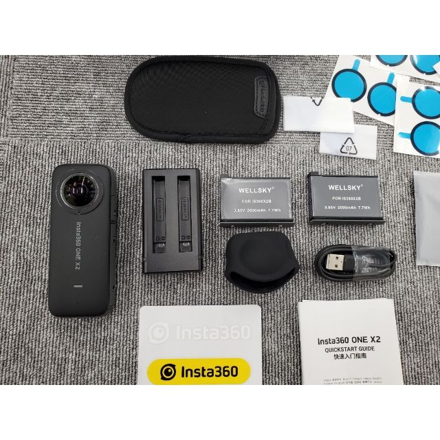 insta360 one x2 　予備バッテリー×２　microSD　64GB　 スマホ/家電/カメラのカメラ(ビデオカメラ)の商品写真