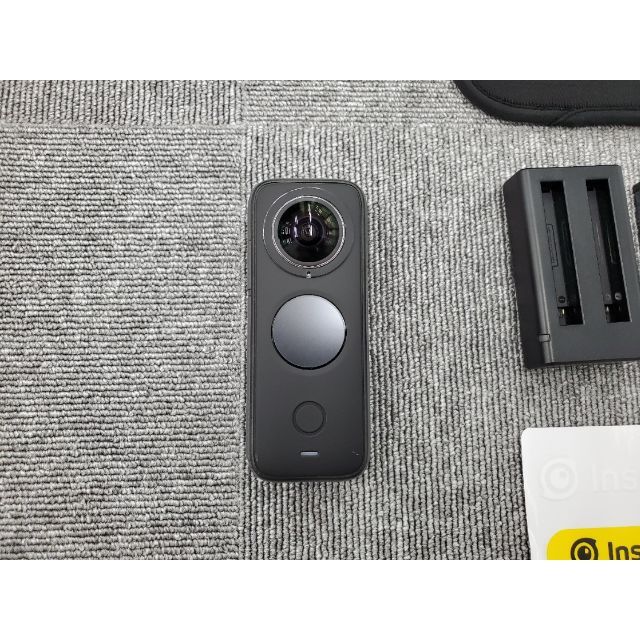 insta360 one x2 　予備バッテリー×２　microSD　64GB　 スマホ/家電/カメラのカメラ(ビデオカメラ)の商品写真