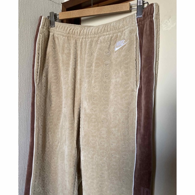 シュプリームSupreme Nike Velour Track Pant Tanベロアパンツ