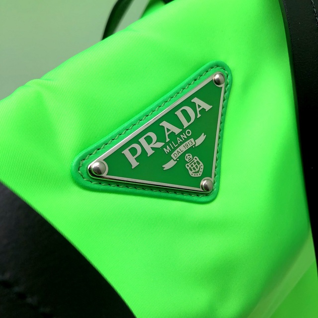 色々な PRADA ライムグリーン ナイロン 1BG217 トートバッグ 2WAY 色々な PRADA ライムグリーン ナイロン 1BG217 トートバッグ 2WAY