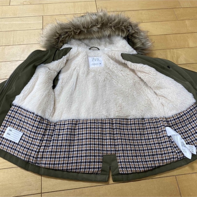 ZARA KIDS(ザラキッズ)の【美品】ZARA ザラ　フェイクファーフード付き　パーカーコート キッズ/ベビー/マタニティのベビー服(~85cm)(ジャケット/コート)の商品写真