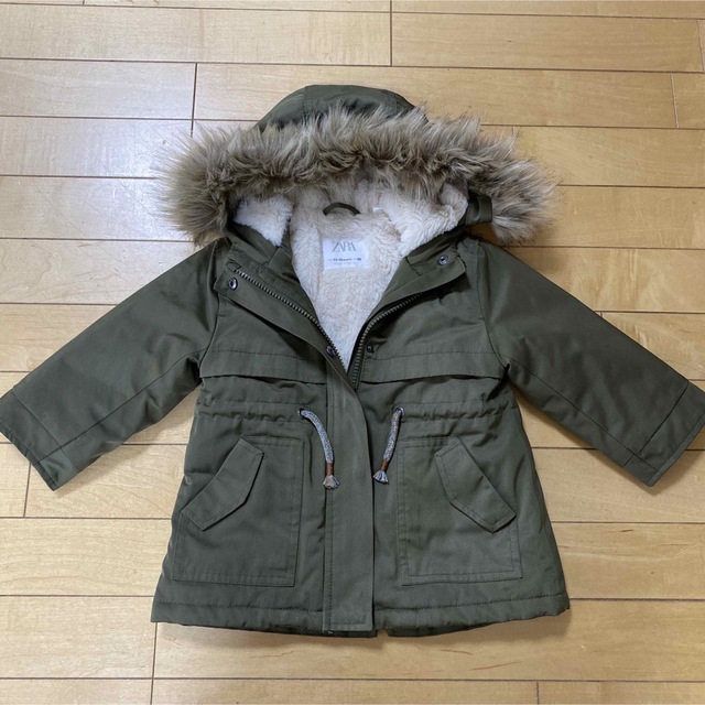 ZARA KIDS(ザラキッズ)の【美品】ZARA ザラ　フェイクファーフード付き　パーカーコート キッズ/ベビー/マタニティのベビー服(~85cm)(ジャケット/コート)の商品写真