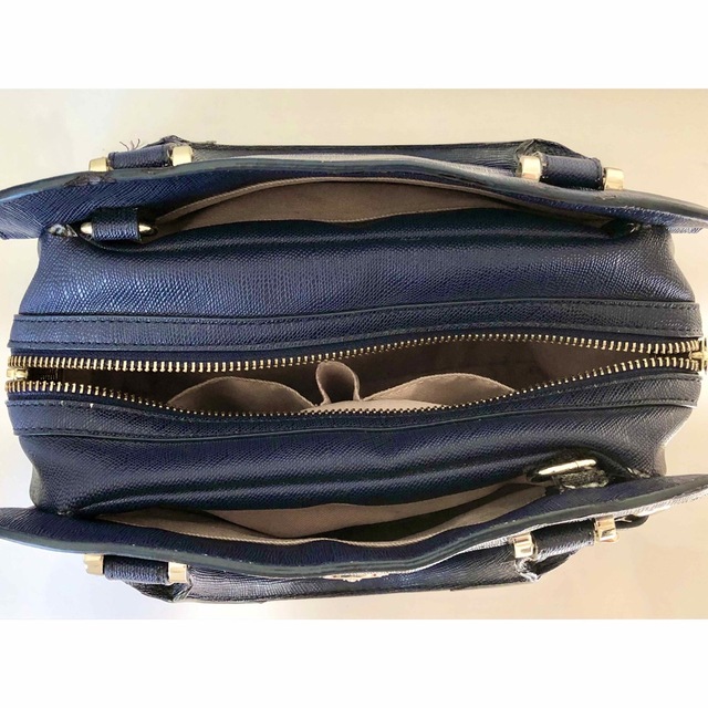 4℃(ヨンドシー)の【ショルダーベルト付き】4℃ バックル デザイン ハンド バッグ ネイビー 紺 レディースのバッグ(ショルダーバッグ)の商品写真
