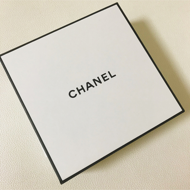 CHANEL シャネル　白　黒　ホワイト　ブラック　プレゼント用　空箱　BOX