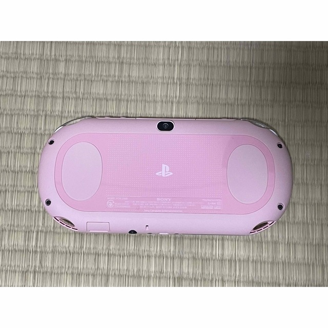 【2月中限定値下げ】PS Vita Wi-Fiモデル ライトピンク/ホワイト エンタメ/ホビーのゲームソフト/ゲーム機本体(携帯用ゲーム機本体)の商品写真