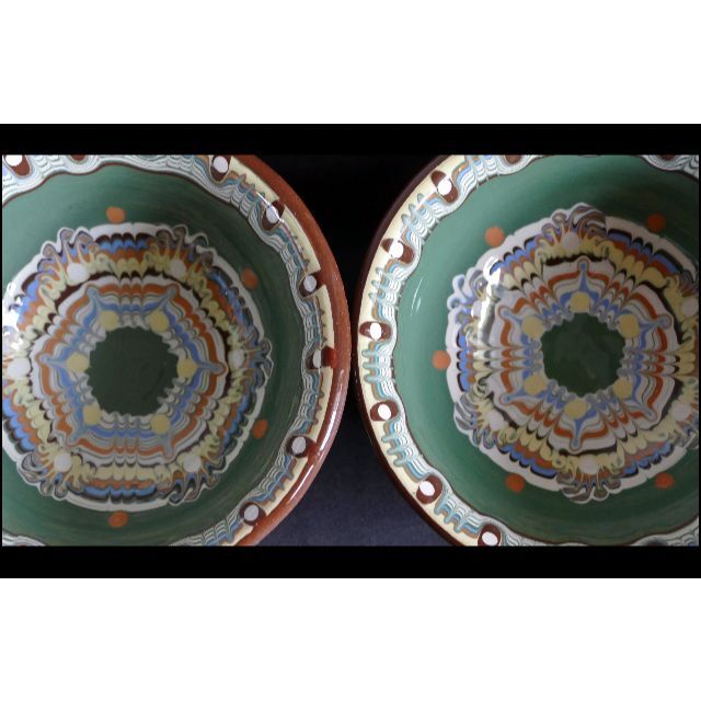 ★ブルガリアの伝統的な焼き物、トロヤン焼きの中皿２枚と中鉢２個のグリーンセット