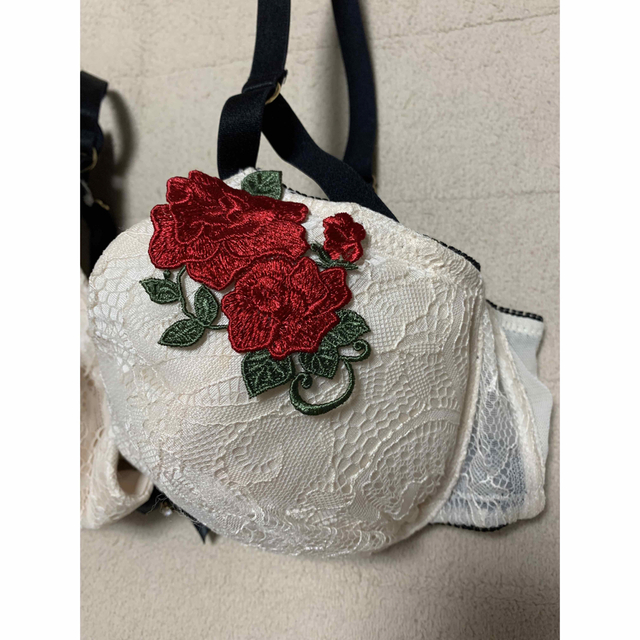 新品☆Shake Bodyの薔薇刺繍付きブラジャー＆ショーツのセット レディースの下着/アンダーウェア(ブラ&ショーツセット)の商品写真