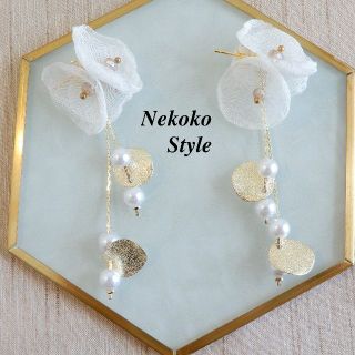 【450】シフォン花びら（ホワイト）＆パールチェーンロングピアス/イヤリング(ピアス)