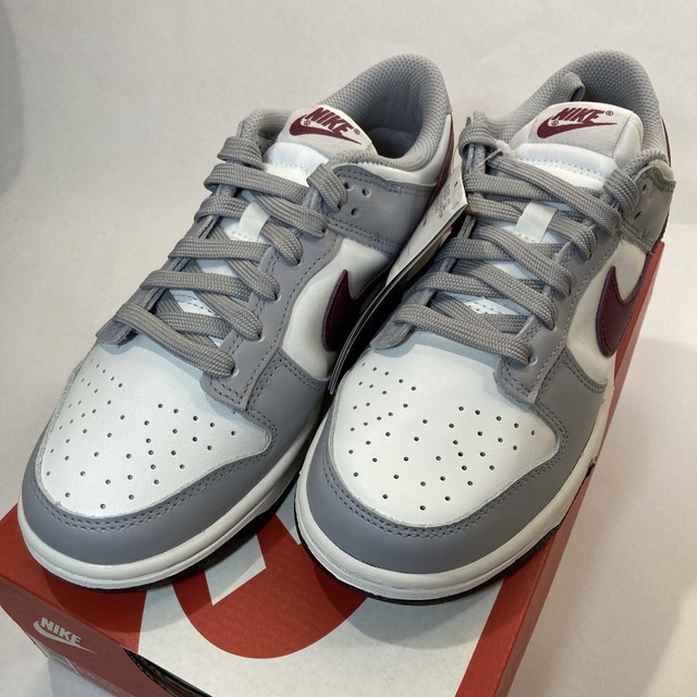 NIKE(ナイキ)のNike WMNS Dunk Low "Grey/Red" 24.0cm レディースの靴/シューズ(スニーカー)の商品写真