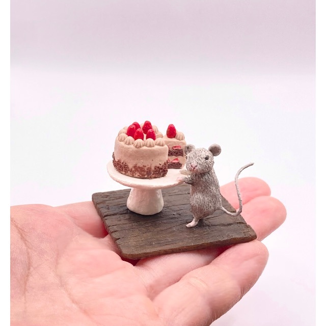 ミニチュア　ネズミとチョコレートケーキ