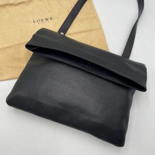 ロエベ(LOEWE)の✨美品✨ ロエベ ロゴ型押し レザー ブラック フラップ ワンショルダーバッグ(ショルダーバッグ)