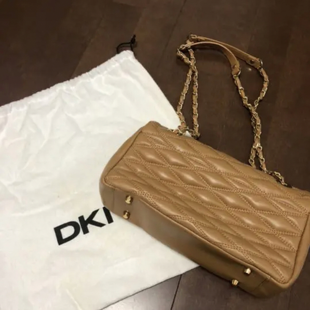 DKNY(ダナキャランニューヨーク)のDKNY ベージュ　バッグ レディースのバッグ(ハンドバッグ)の商品写真