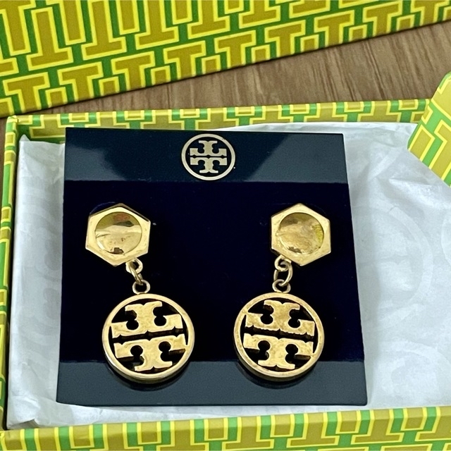 Tory Burch(トリーバーチ)の値下げ‼️Tory Burch トリーバーチ ロゴピアス ゴールド レディースのアクセサリー(ピアス)の商品写真