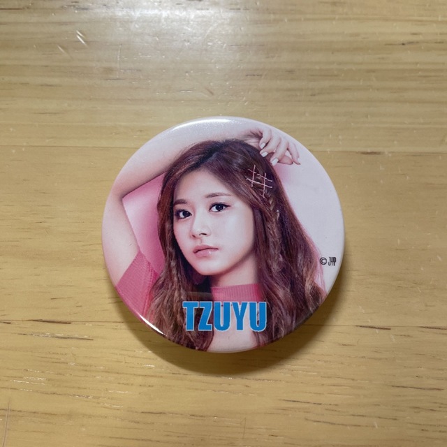 TWICE(トゥワイス)のtwice Tzuyu トワイス　ツウィ　缶バッジ エンタメ/ホビーのCD(K-POP/アジア)の商品写真