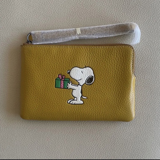 【COACH X PEANUTS】コーナー ジップ リストレット・スヌーピー