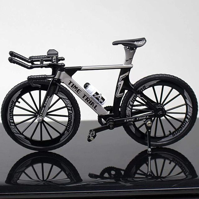 自転車 おもちゃ タイムトライアル ttバイク 模型 ダイキャスト 1/10 銀 エンタメ/ホビーのおもちゃ/ぬいぐるみ(模型/プラモデル)の商品写真