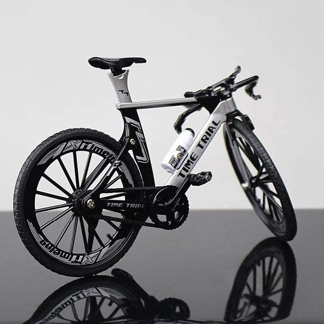 自転車 おもちゃ タイムトライアル ttバイク 模型 ダイキャスト 1/10 銀 エンタメ/ホビーのおもちゃ/ぬいぐるみ(模型/プラモデル)の商品写真